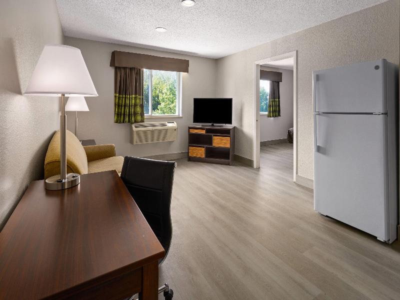 Super 8 by Wyndham Latham/Albany Airport image