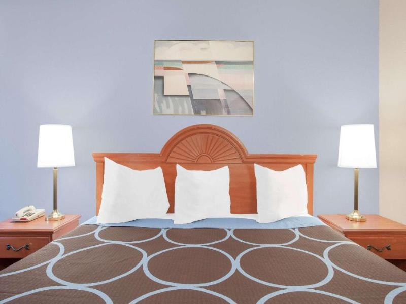 Super 8 by Wyndham Middletown image