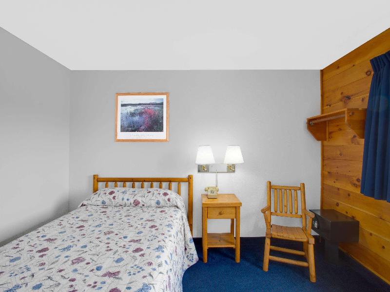 Super 8 by Wyndham Lake George/Warrensburg Area image