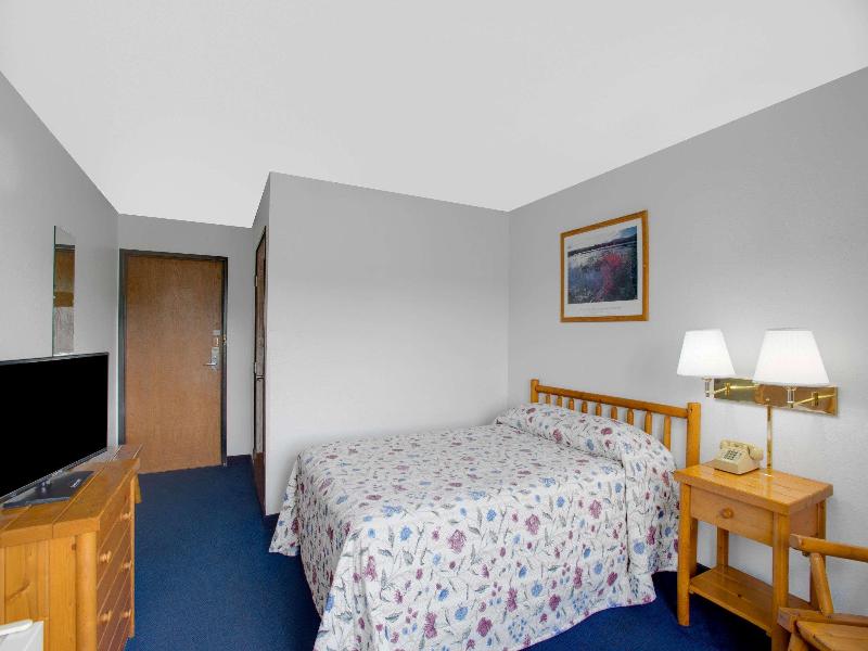 Super 8 by Wyndham Lake George/Warrensburg Area image