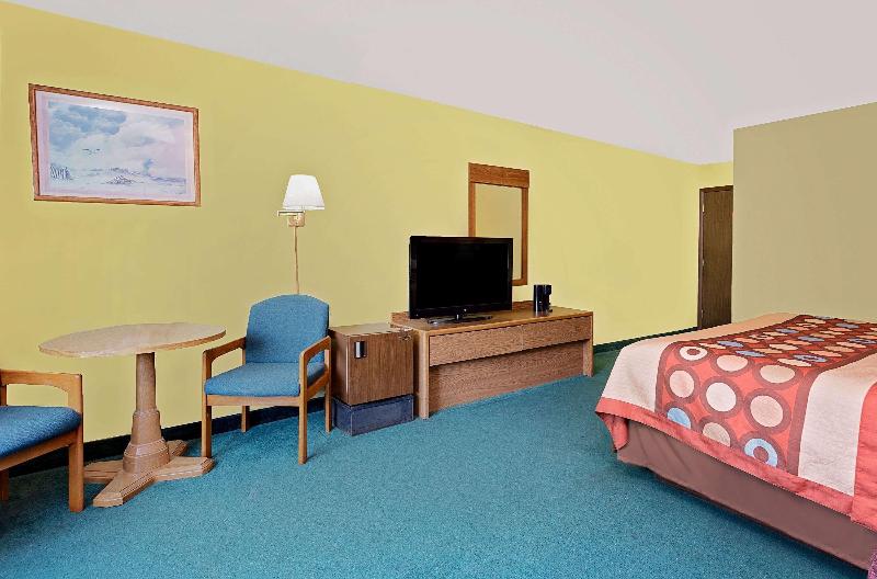 Super 8 By Wyndham Sturgeon Bay image