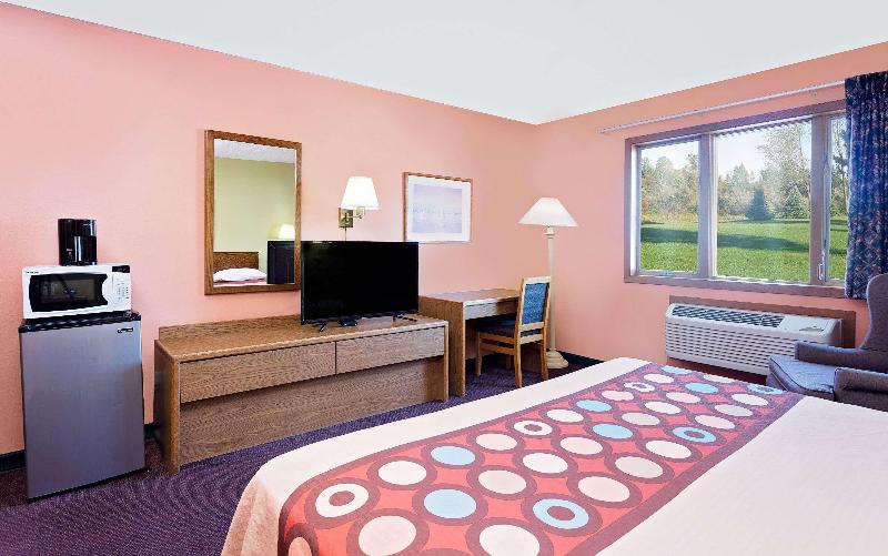 Super 8 By Wyndham Sturgeon Bay image