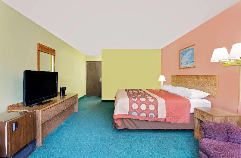 Super 8 By Wyndham Sturgeon Bay image