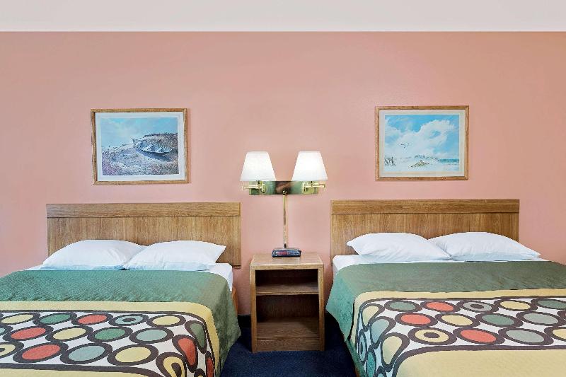 Super 8 By Wyndham Sturgeon Bay image