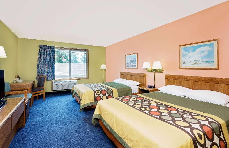 Super 8 By Wyndham Sturgeon Bay image