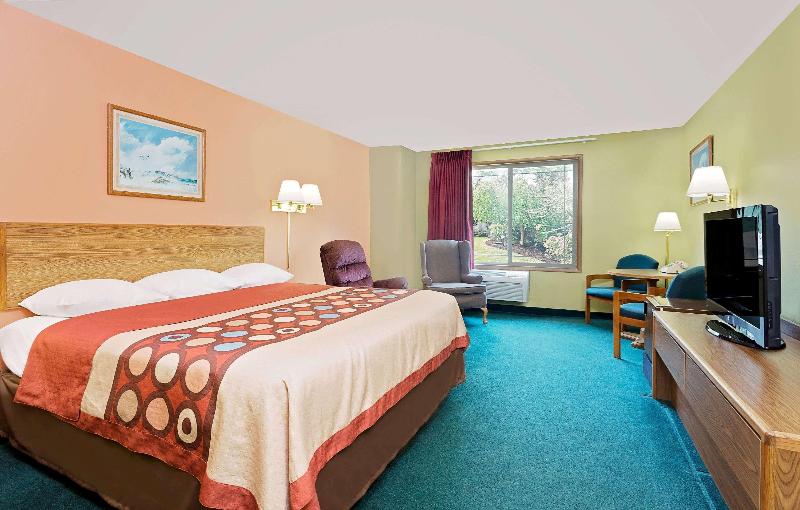 Super 8 By Wyndham Sturgeon Bay image