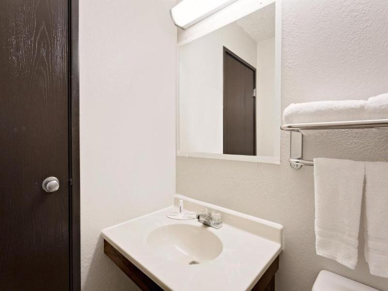 Super 8 by Wyndham Waynesboro image