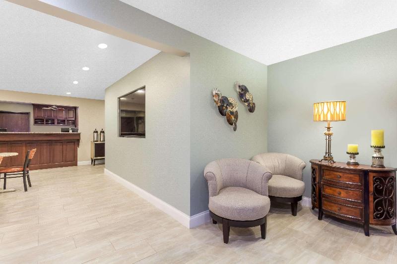 Super 8 by Wyndham Owensboro image