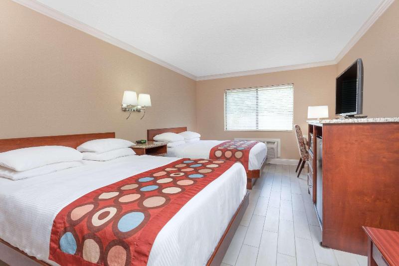 Super 8 by Wyndham Owensboro image