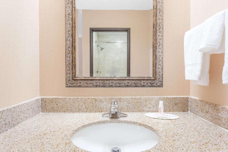 Super 8 by Wyndham Owensboro image