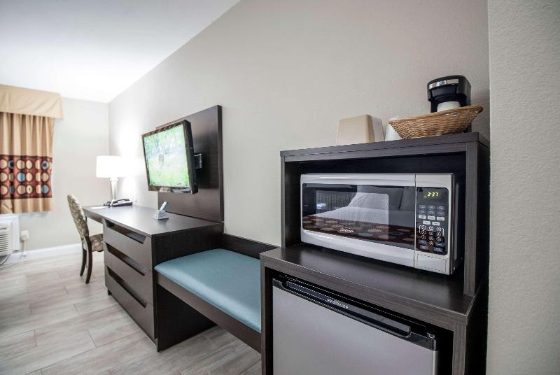 Super 8 by Wyndham Owensboro image
