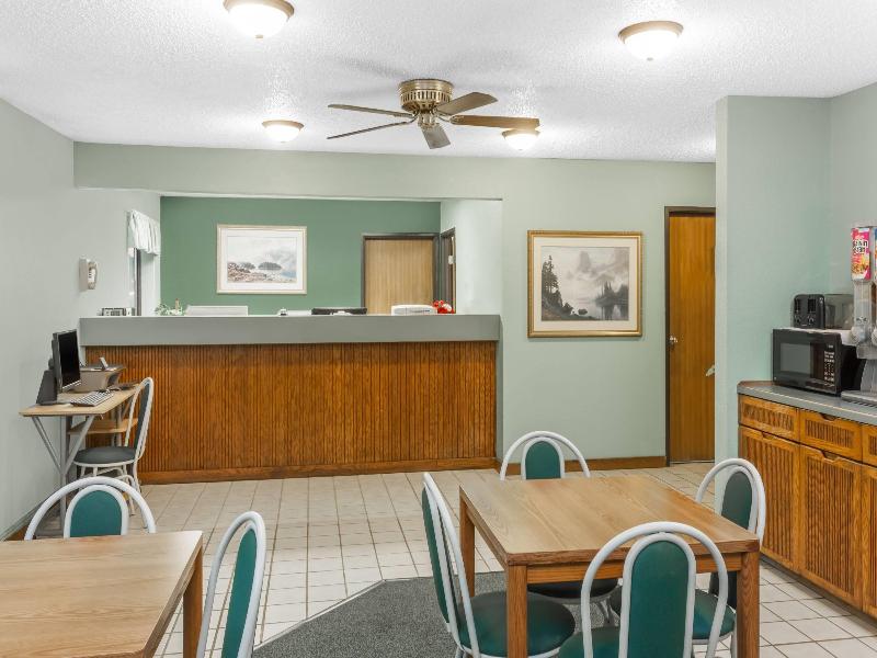 Super 8 By Wyndham Washington/Peoria Area