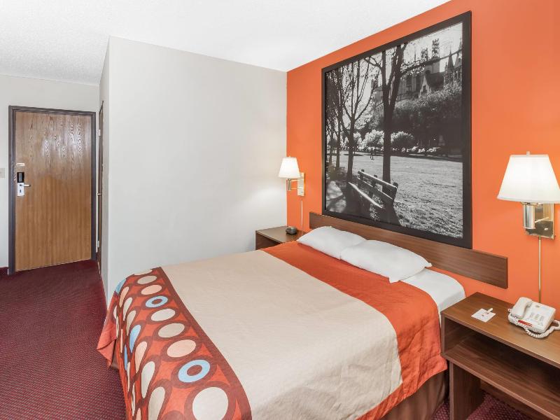 Super 8 By Wyndham Washington/Peoria Area image