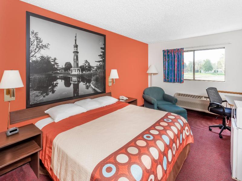 Super 8 By Wyndham Washington/Peoria Area image