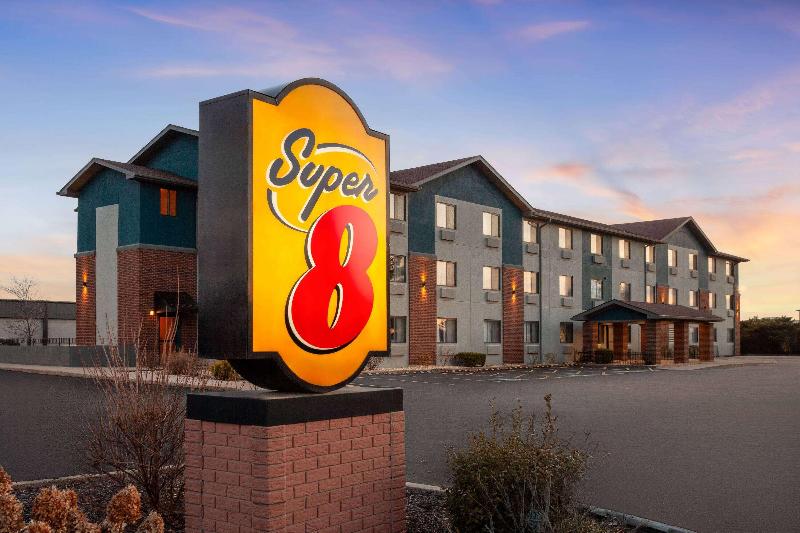 Super 8 by Wyndham Romeoville Bolingbrook - Image 3