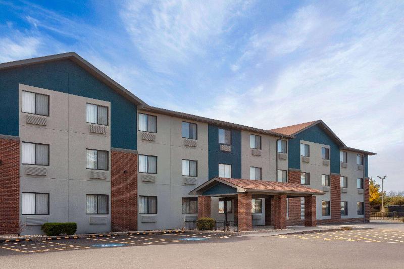 Super 8 by Wyndham Romeoville Bolingbrook - Image 4