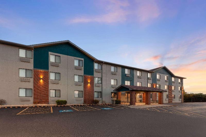 Super 8 by Wyndham Romeoville Bolingbrook - Image 5