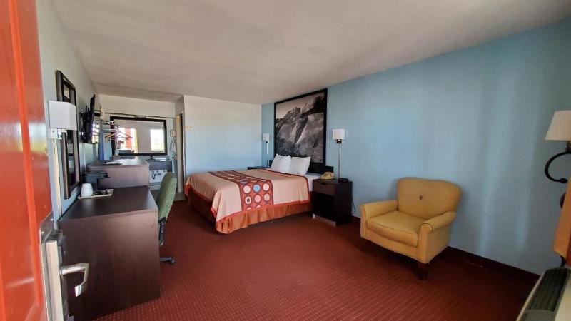 Super 8 by Wyndham Van Horn image