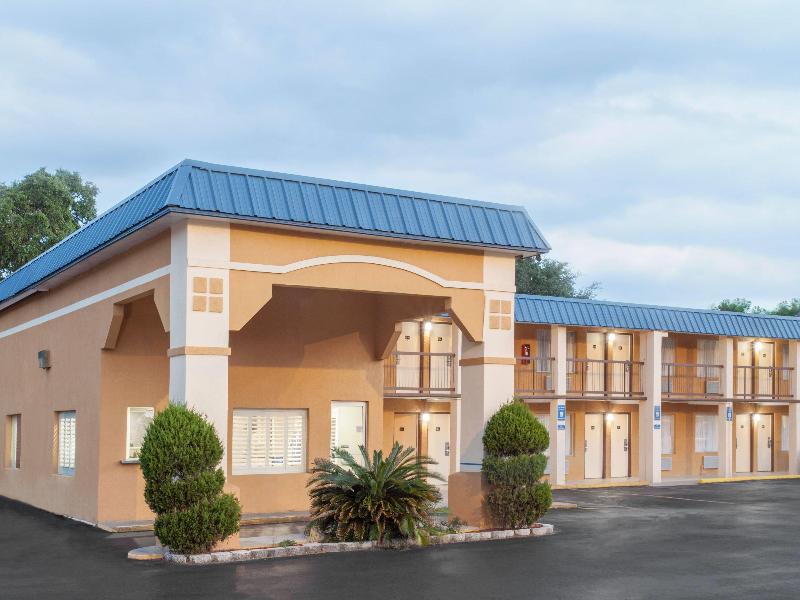 Super 8 By Wyndham Port Royal/Beaufort image