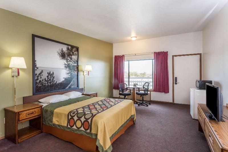 Super 8 by Wyndham Wells image