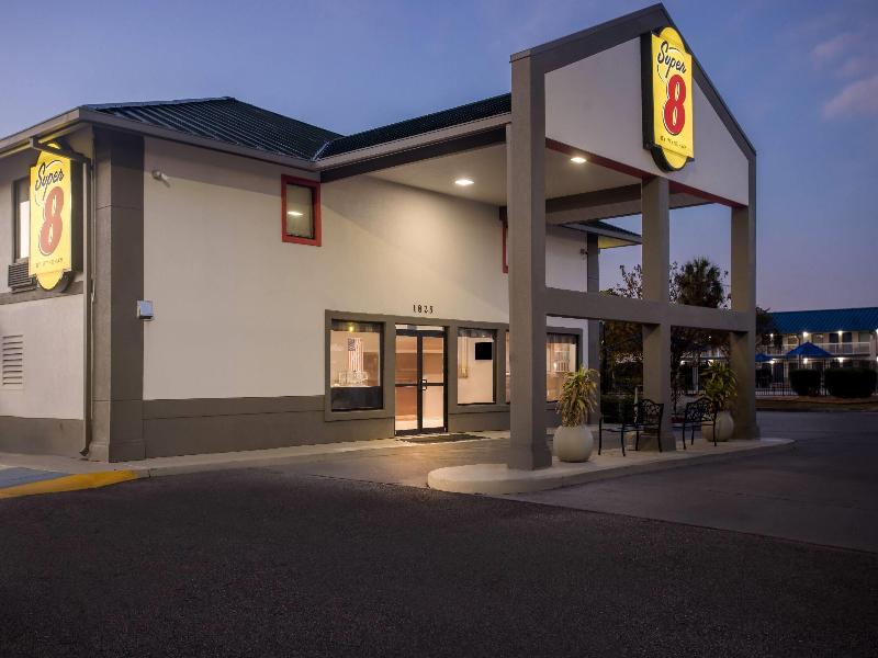 Super 8 By Wyndham Valdosta/Conf Center Area — general view