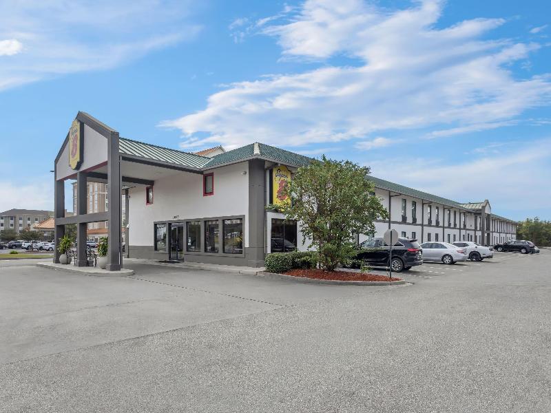 Super 8 By Wyndham Valdosta/Conf Center Area — general view
