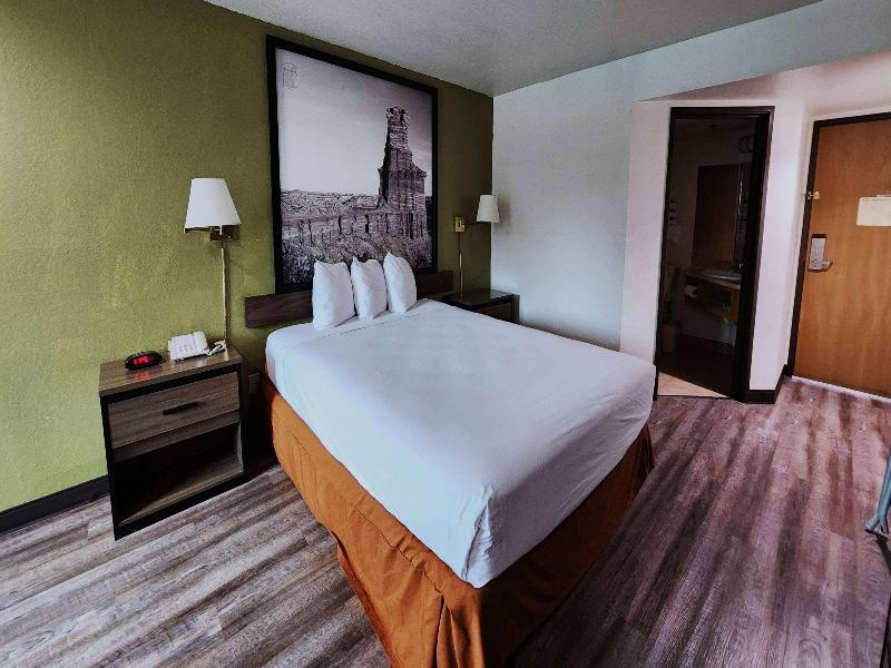 Super 8 by Wyndham Austin North/University Area image