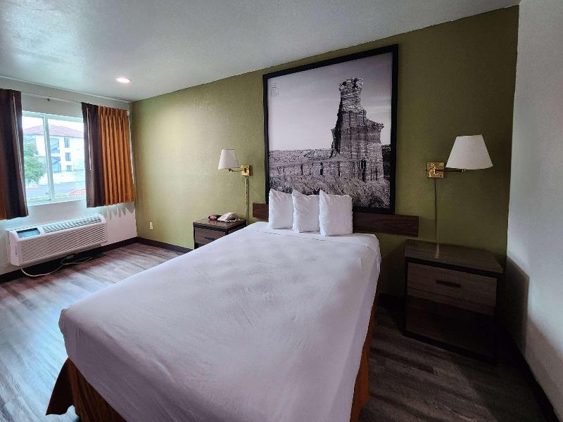 Super 8 by Wyndham Austin North/University Area image