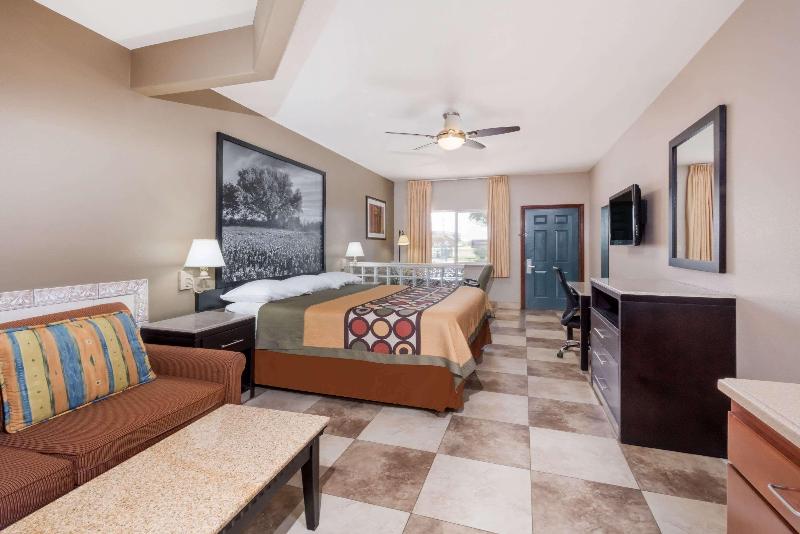 Super 8 by Wyndham Donna image