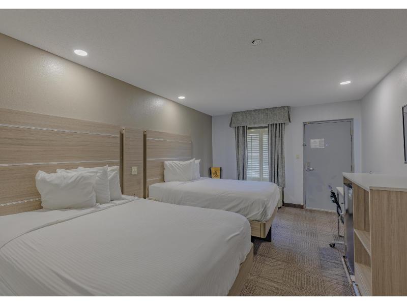 QUADRUPLE TWO QUEEN BEDS — photo 5