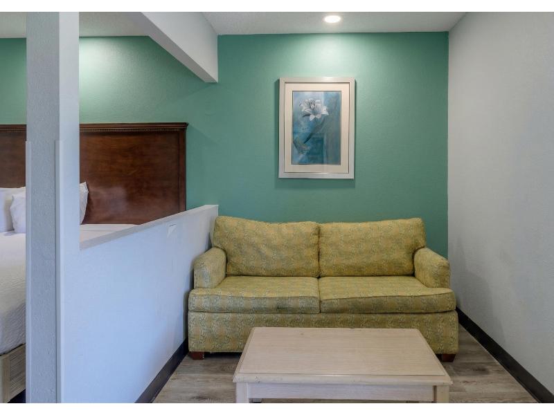 QUADRUPLE TWO KING BEDS — photo 4