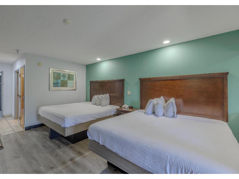 QUADRUPLE TWO KING BEDS
