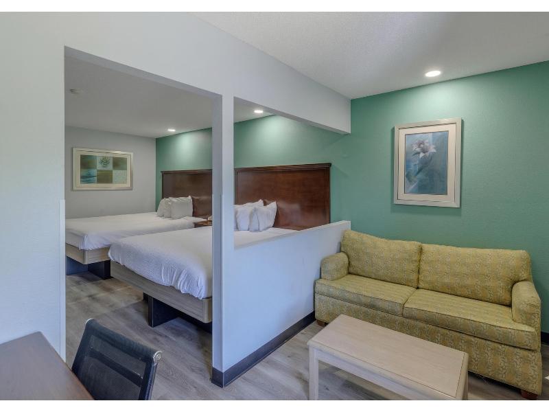 QUADRUPLE TWO KING BEDS