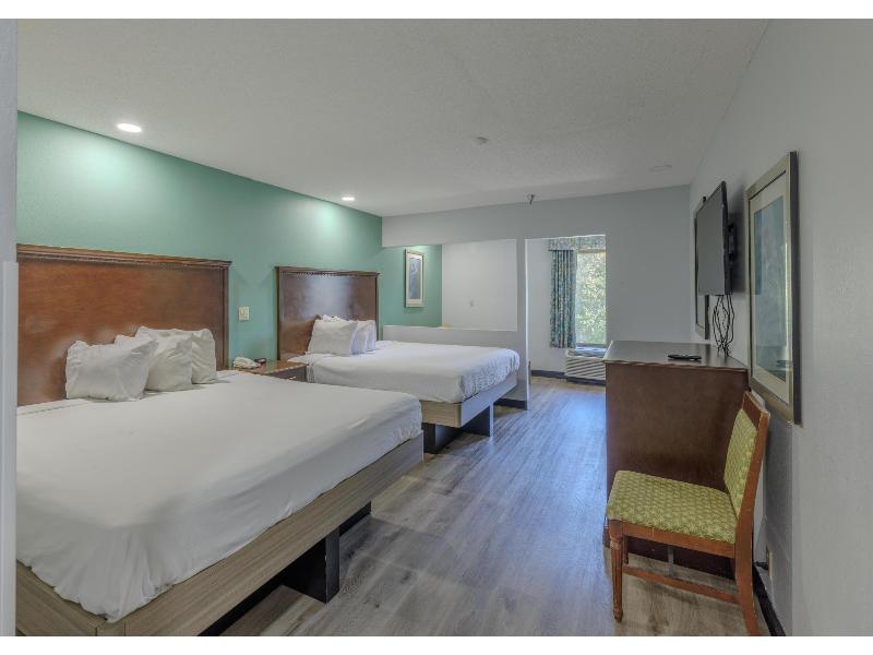QUADRUPLE TWO KING BEDS