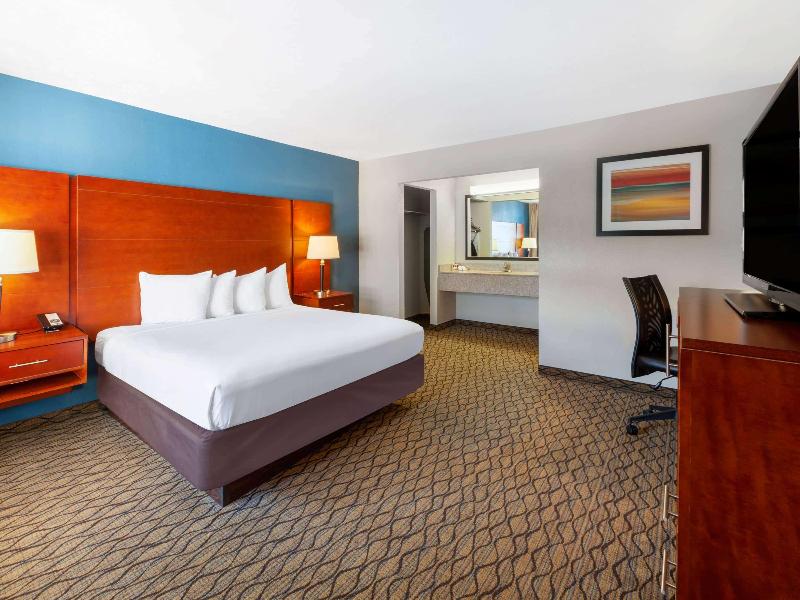 Baymont By Wyndham St. Ignace Lakefront image