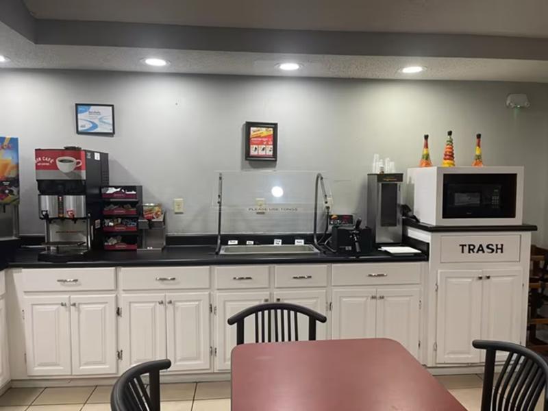 Red Roof Inn & Suites Hinesville image