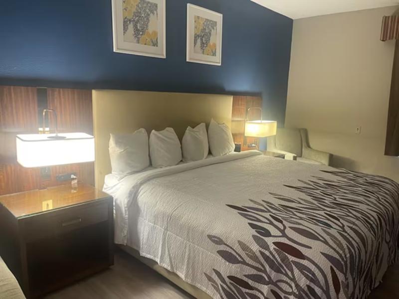 Red Roof Inn & Suites Hinesville image