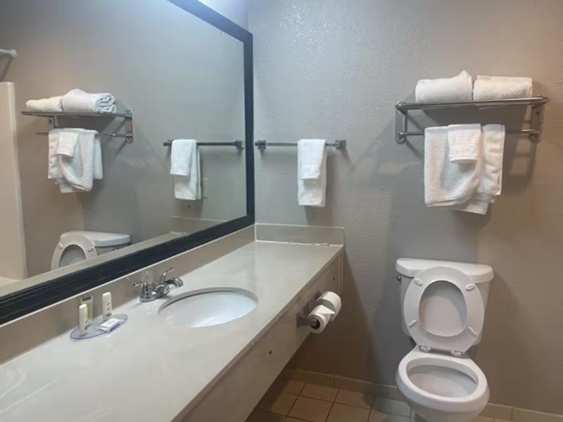 Red Roof Inn & Suites Hinesville image