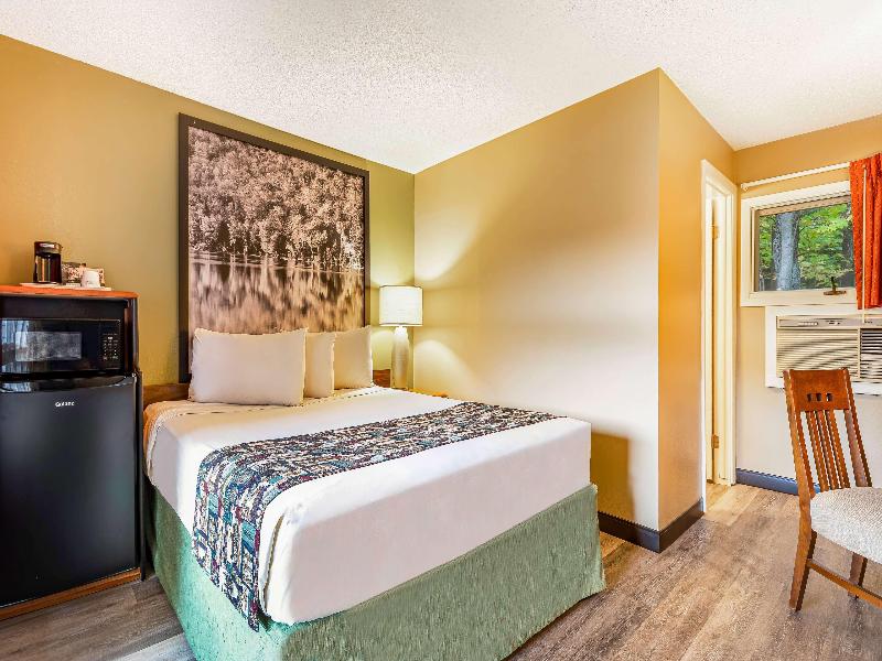 Super 8 by Wyndham Lake George/Downtown image