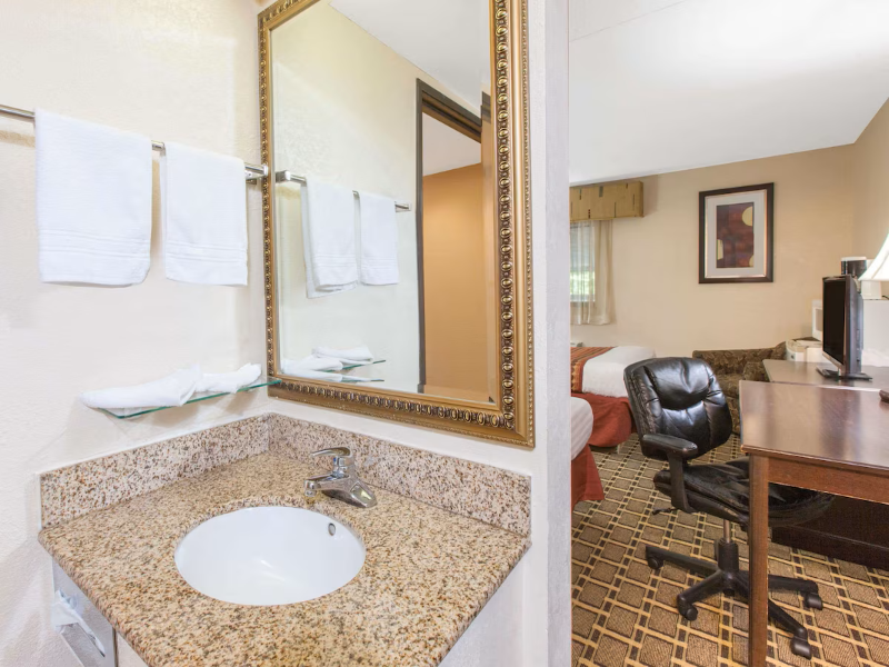 Days Inn & Suites by Wyndham Madison Heights MI image