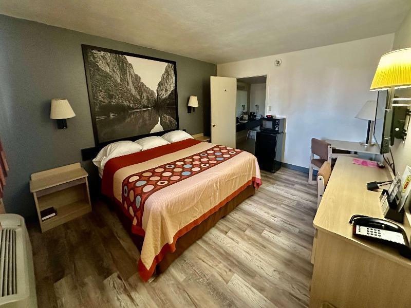 1 King Bed, Mobility/Hearing Accessible Room, Roll-In Shower, Non-Smoking