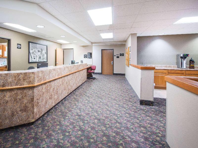 Super 8 By Wyndham Iola Ks