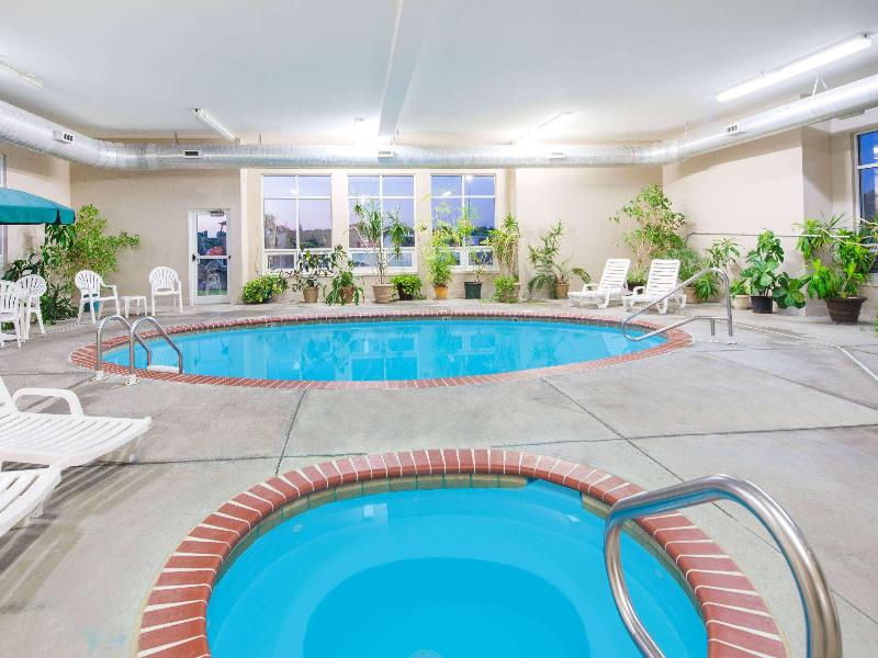 Super 8 By Wyndham Iola Ks