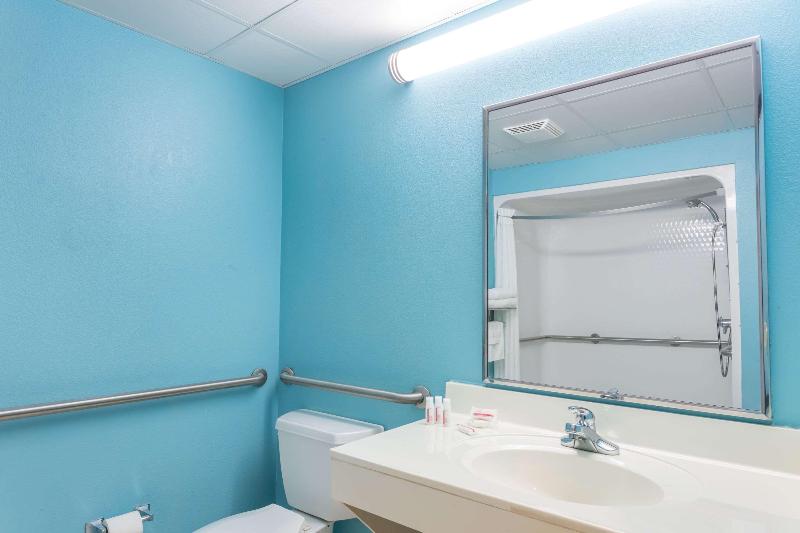Super 8 By Wyndham Indianola image