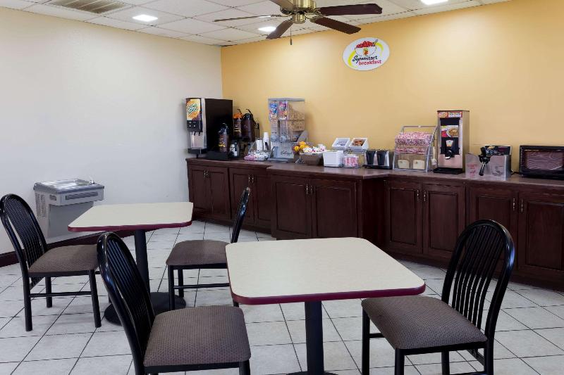 Super 8 By Wyndham Indianola image