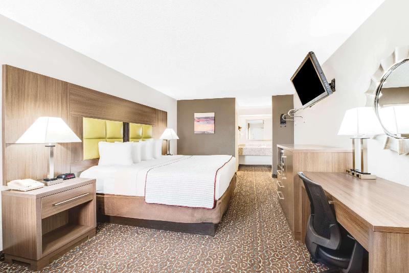 Super 8 by Wyndham Big Spring TX image
