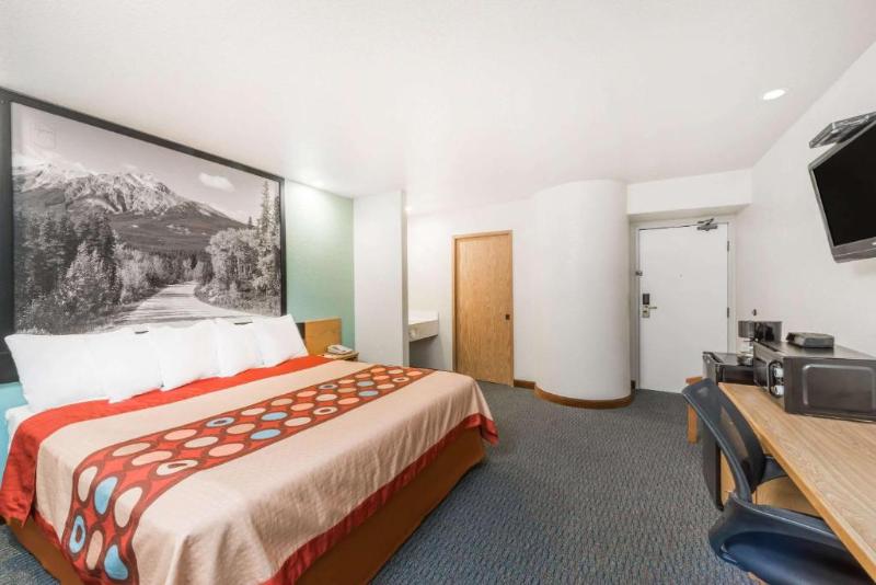 Super 8 by Wyndham Show Low image