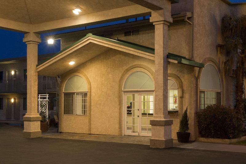 Super 8 By Wyndham Ridgecrest image