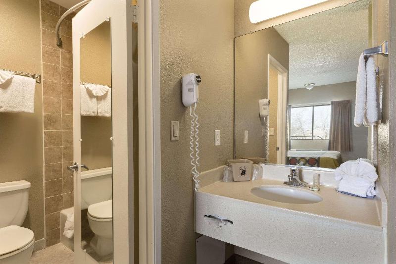 Super 8 By Wyndham Ridgecrest image