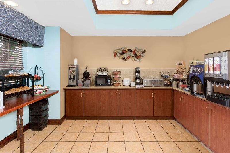 Starkville Inn & Suites image